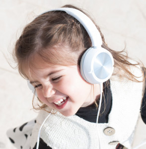 Bambina che ascolta musica